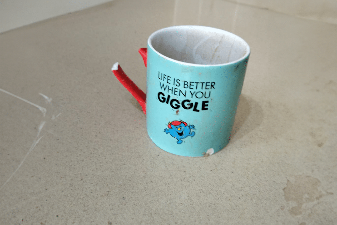 כוס לפוסט שמדבר על ניכור הורי דרך הכוס האהובה שנשברה