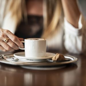 אמא יושבת במסעדה עם חברות