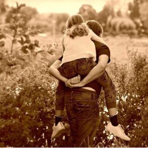 אבא סוחב את הבת שלו על הגב