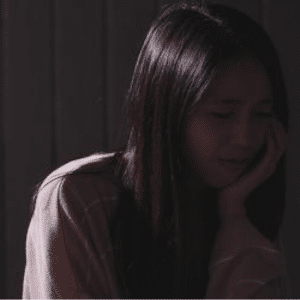 אשה בודדה יושבת בחושך