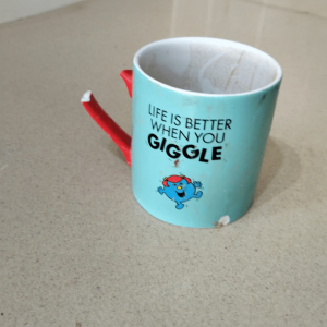 כוס לפוסט שמדבר על ניכור הורי דרך הכוס האהובה שנשברה